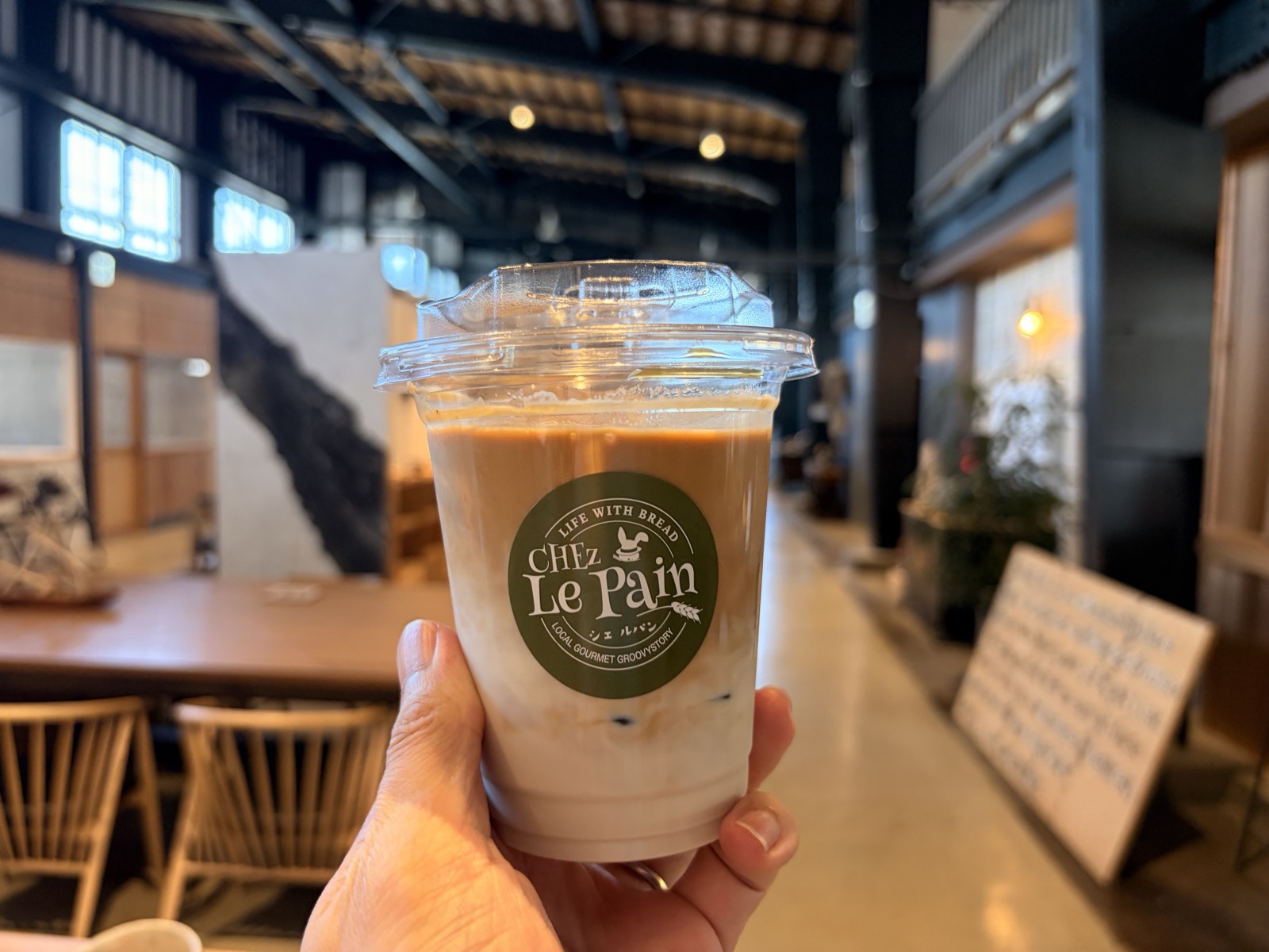 シェルパン山形店のアイスコーヒーを手に持っているところ